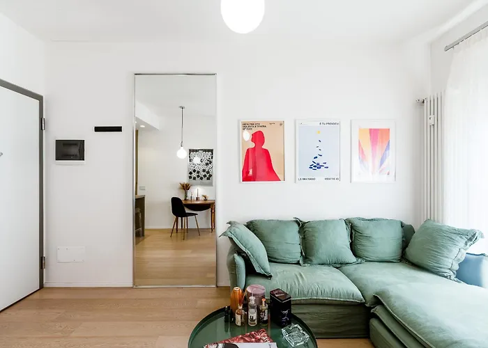 Central Milan Apartments - Duomo And Navigli, Bright With Balcony