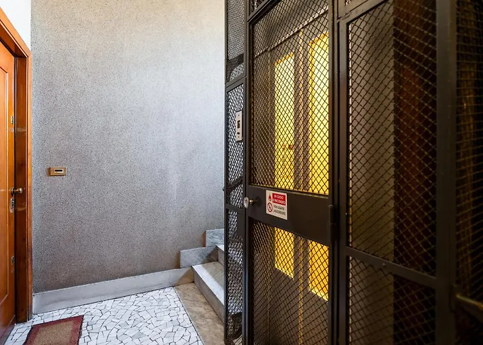 Central Milan Apartments - Duomo And Navigli, Bright With Balcony
